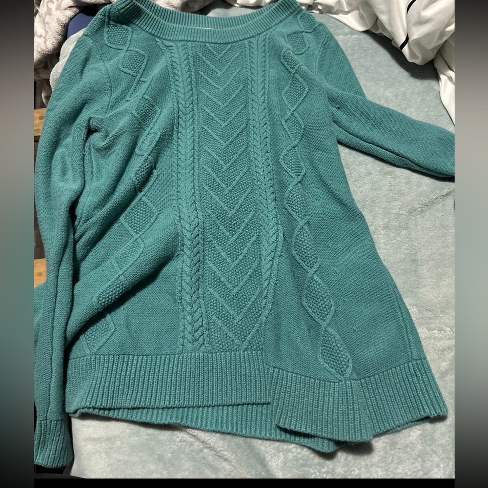 women’s green sweater size medium